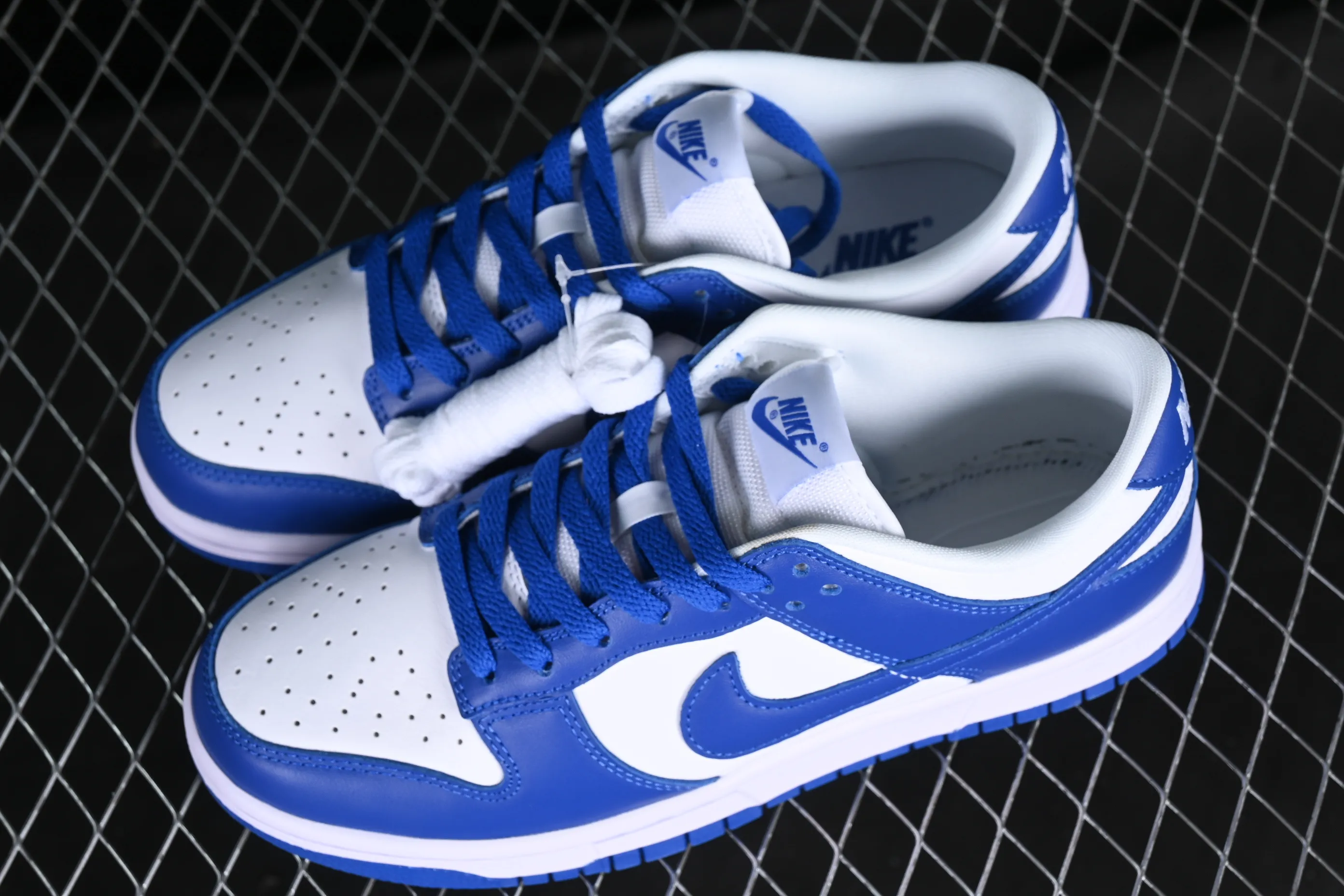 All Categories Nk SB Dunk Series Nk SB Dunk Low Low-top Sneakers Nk SB Dunk Low Pro "Kentucky" White and Blue University of Kentucky SB Smashing Backboard Fashion Casual Sneakers CU1726-100